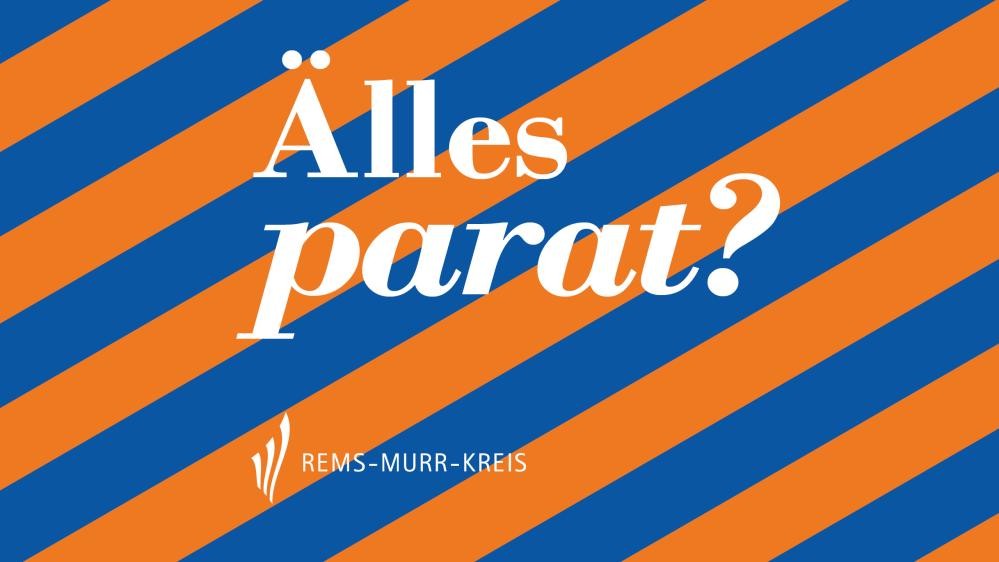 Blau-Orangefarbene Streifen mit einer weißen Headline "Älles parat?"