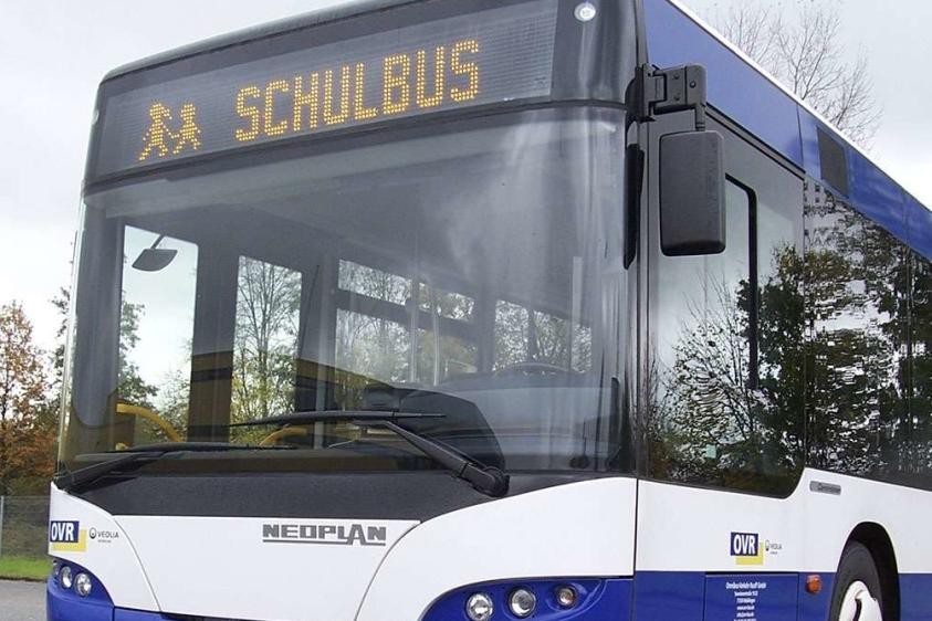 Stehender, leerer Schulbus