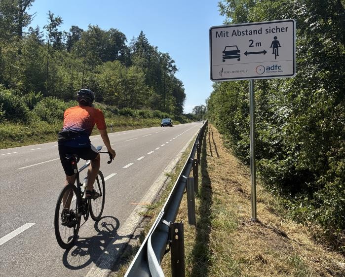 sicherer Überholvorgang Radabstand-Hinweisschild