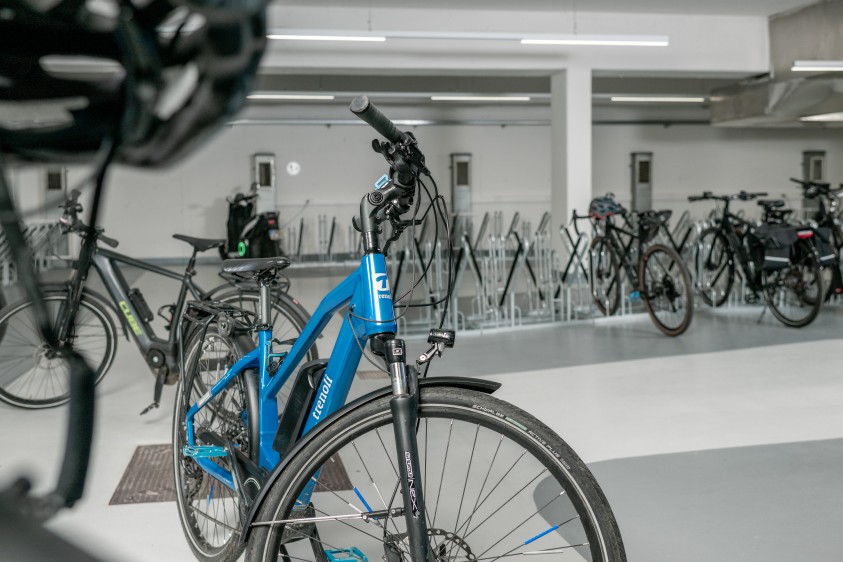 Fahrräder stehen im Fahrradparkhaus