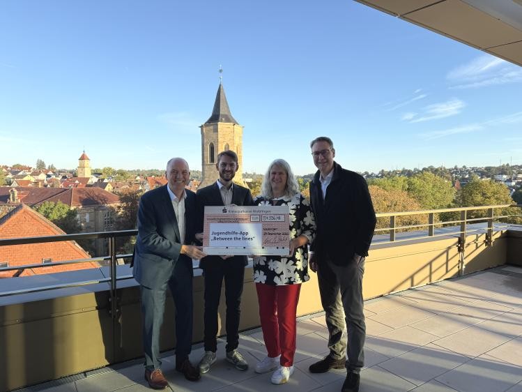 Scheckübergabe mit folgenden Personen angehängt (von links): Uwe Burkert (Vorstandsvorsitzender der Kreissparkasse), Andreas Ockert (Kreisjugendamt), Birte Brinkmann (Kreisjugendamt), Dr. Richard Sigel (Landrat des Rems-Murr-Kreises)