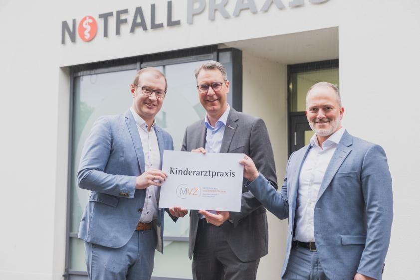 Bild_B1.jpg Von der Notfallpraxis zum neuen MVZ für Kinder- und Jugendmedizin: Landrat Dr. Richard Sigel (Mitte), Klinik-Geschäftsführer André Mertel (rechts) und Oberbürgermeister Maximilian Friedrich (links) freuen sich, dass die kinderärztliche Versorgung in Backnang gesichert werden kann. © bebop media