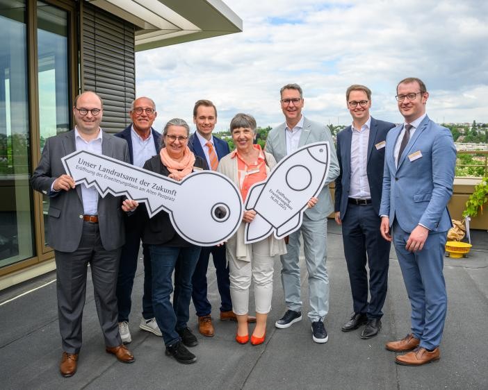Bild_B1.jpg Schlüsselübergabe Erweiterungsbau mit den Fraktionsvorsitzenden des Kreistags, Landrat Dr. Richard Sigel und Waiblingens OB Sebastian Wolf. Foto: Heiko Potthoff