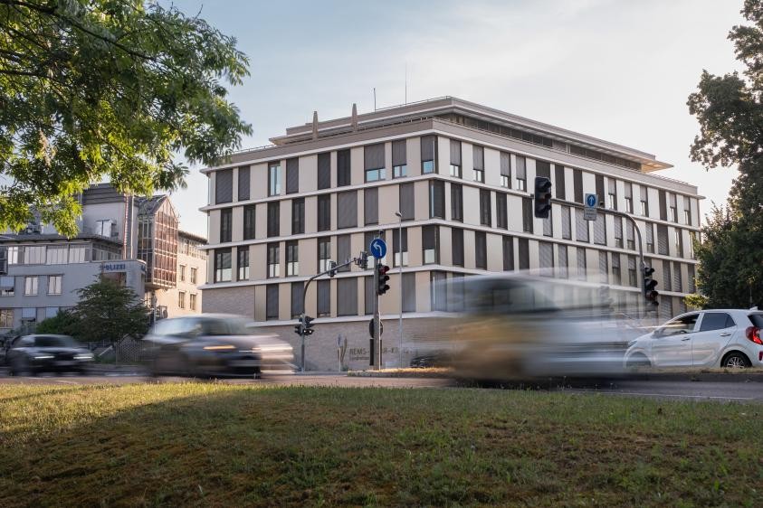 Außenansicht auf Neubau des Landratsamts, fahrende Autos im Vordergrund